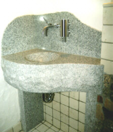 Waschbecken aus Naturstein