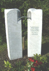 CREME F Marmor handwerklich behauen mit
                             Bronzebr�cke